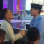 Sandiaga Peluk Nelayan yang Hadir di Debat