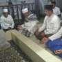 Jelang Pencoblosan, Anies Salat Tahajud Berjamaah hingga Ziarah