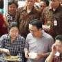Usai Nyoblos, Mega dan Puan Makan Kerak Telor Ditonton Warga