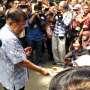 Usai Mencoblos, JK Bagi-bagikan Ini ke Para Wartawan