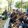 Kartini Cilik Nyekar di Makam Mpu Topeng Malangan
