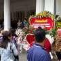 Ratusan Bunga dan Pendukung Ahok-Djarot Penuhi Balai Kota