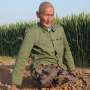 Inspiratif! Petani Tanpa Kaki Ini Rawat Keluarga Selama 40 Tahun