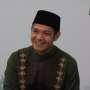 Dude Harlino Mengepel Lantai Masjid Sunda Kelapa
