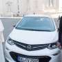 Paus Fransiskus Dihadiahi Mobil Listrik Opel Ampera-e