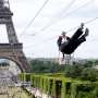 Ada Zip Line di Menara Eiffel, Berani Coba?