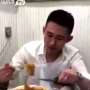 Aneh Banget! Siap-siap Ngakak Lihat Pemuda Ini Makan Mie