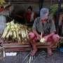 Kulit Ketupat Laris Manis, Pedagang Untung