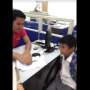 Demi Tugas Sekolah, Bocah Ini Rela Kerja Jadi Petugas Kebersihan