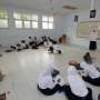 Tak Punya Meja dan Kursi, Siswa MTs Bone Belajar di Lantai Kelas