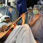 Unik, Musikus India Bermain Gitar saat Kepalanya Dibedah
