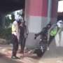 Kesal Ditilang Polisi, Lelaki Ini Hancurkan Motornya Sendiri