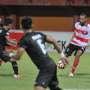 Tandukan Pacheco Selamatkan Persija di Pamekasan