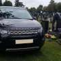 Aneh! Land Rover Discovery Ini Parkir di Atas Makam