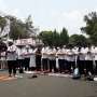 Pendemo Pro Rohingya Salat Berjamaah di Jalan