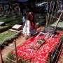 Sambil Gendong Anak, Artis Ini Ziarah ke Makam Jupe