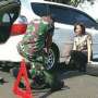 "So Sweet", Anggota TNI Ganti Ban Mobil Polwan