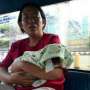 Tak Bisa Sewa Ambulans, Devi Nangis Pangku Jenazah Bayi di Angkot