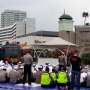 Pendemo 299 Salat Jumat Bareng dengan Polisi di Gedung DPR