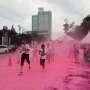 Lari Sambil Bermain dengan Bubuk Warna warni di Color Run Ini