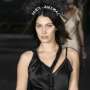 4 Gaya Bella Hadid Pakai Kalung Paru-paru, Curi Perhatian di Karpet Merah