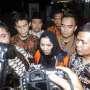 Bupati Rita Widyasari Kenakan Rompi Oranye KPK
