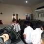 Warga Marah Lihat Rekonstruksi Pembunuhan Pasutri Bos Garmen