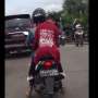 Naik Motor Pakai High Heels,  Lelaki Ini Viral Seketika
