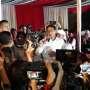 Sandiaga Beri Seragam dan 'Jengkol' Pelantikan ke Massa