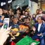 Jokowi dan Menteri Basuki Nimbrung Nyanyi Bareng Pengamen