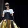 Dirangkul Mesra Chris Brown, Agnez Mo Dikira Miley Cyrus