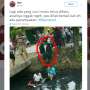 Apes! Pengendara Motor Ini Kecebur Sungai Kotor