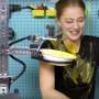 Lihat! Aksi Robot Lucu Sajikan Sup untuk YouTubers Ini