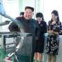 Senyum Kim Jong Un Bawa Istri 'Jalan-jalan' ke Pabrik Kosmetik