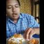 Gokil! Lelaki Ini Makan Ayam Goreng Pakai Sabun Colek