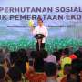 Jokowi Serahkan Izin Pemanfaatan Hutan Sosial di Madiun
