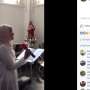 Viral: Perempuan Berjilbab Bernyanyi di Gereja Bikin Merinding