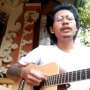 Bukan Gambar atau Tulisan, Lelaki Ini Buat Lagu "Tiang Listrik"