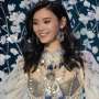 Jatuh di Runway, Lihat Cara Model Victoria's Secret Ini Bangkit