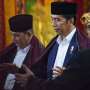 Jokowi Lempar Tas dan Topi Cendera Mata dari Atas Kereta Kirab