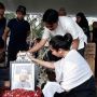 Novita Angie Menangis saat Jenazah Ayah Ditutup Tanah