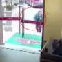 Kurir Bisa 'Tembus' Pintu Ini Jadi Viral