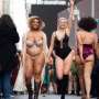 Times Square New York Mendadak Heboh oleh Model Pakaian Dalam Ini