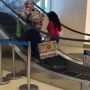 Kelakuan Ibu-ibu di Eskalator Bikin Netizen Ngakak