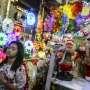Penjualan Pernak Pernik Natal di Glodok