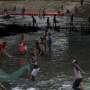 Warga Berebut Ikan di Kali Epicentrum
