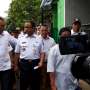 Tinjau Tanggul Jebol di Jatipadang, Anies Geleng-geleng