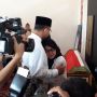 Tangis Putri AM Fatwa di Pelukan Anies Baswedan