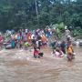 Tolak Proyek PLTP, Warga Baturaden Mandi Bersama di Sungai Keruh