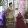 Kocak! Joget di Undangan Pernikahan, Sarung Kakek Ini Melorot
